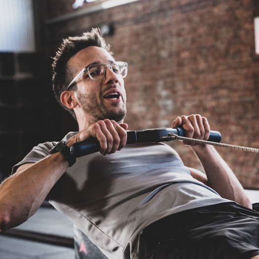 Fitness training, roeien als conditie en buikspiertraining. Mannen workout in Hasselt.