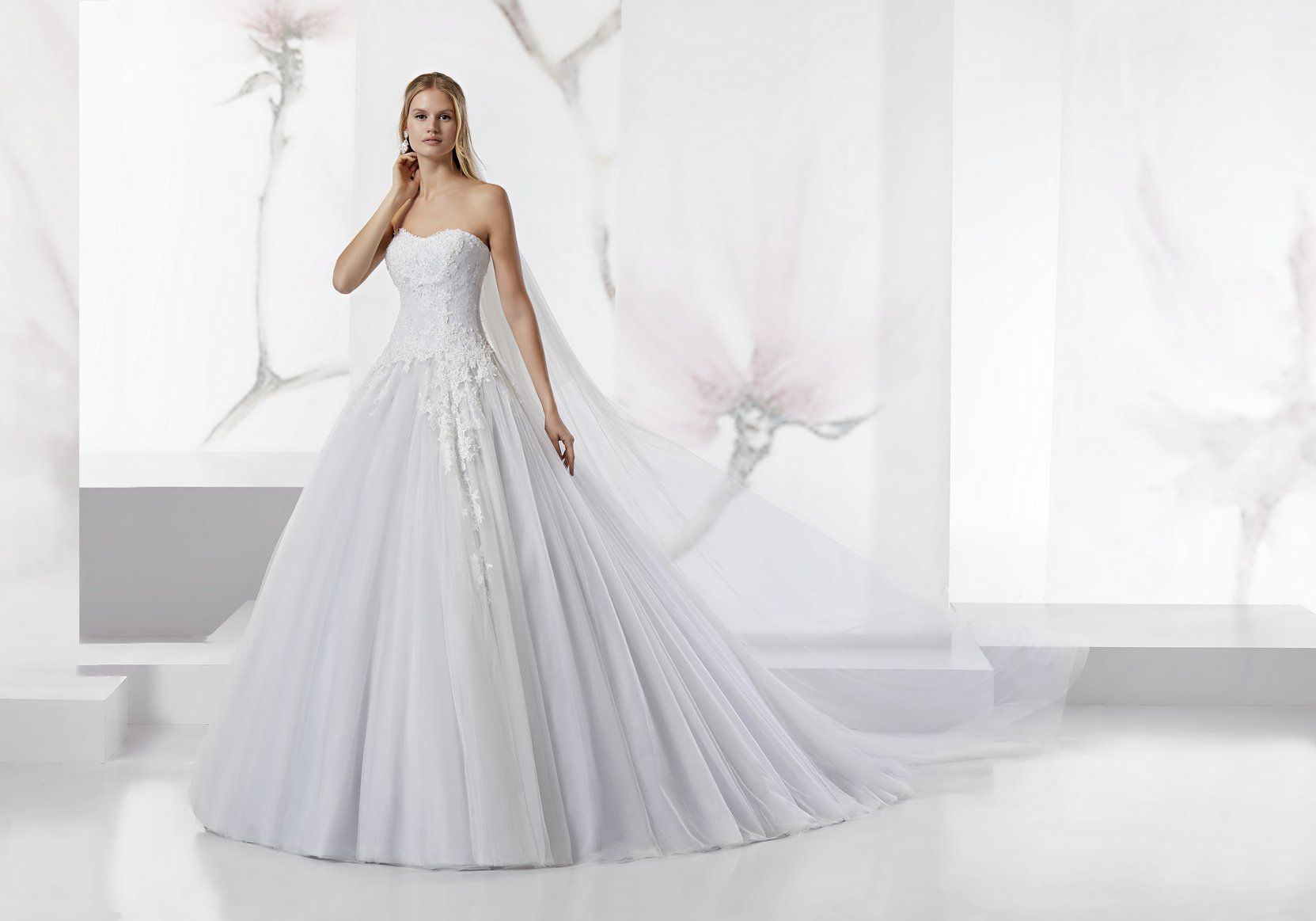 Abito da sposa modello Sarah, particolare dello strascico