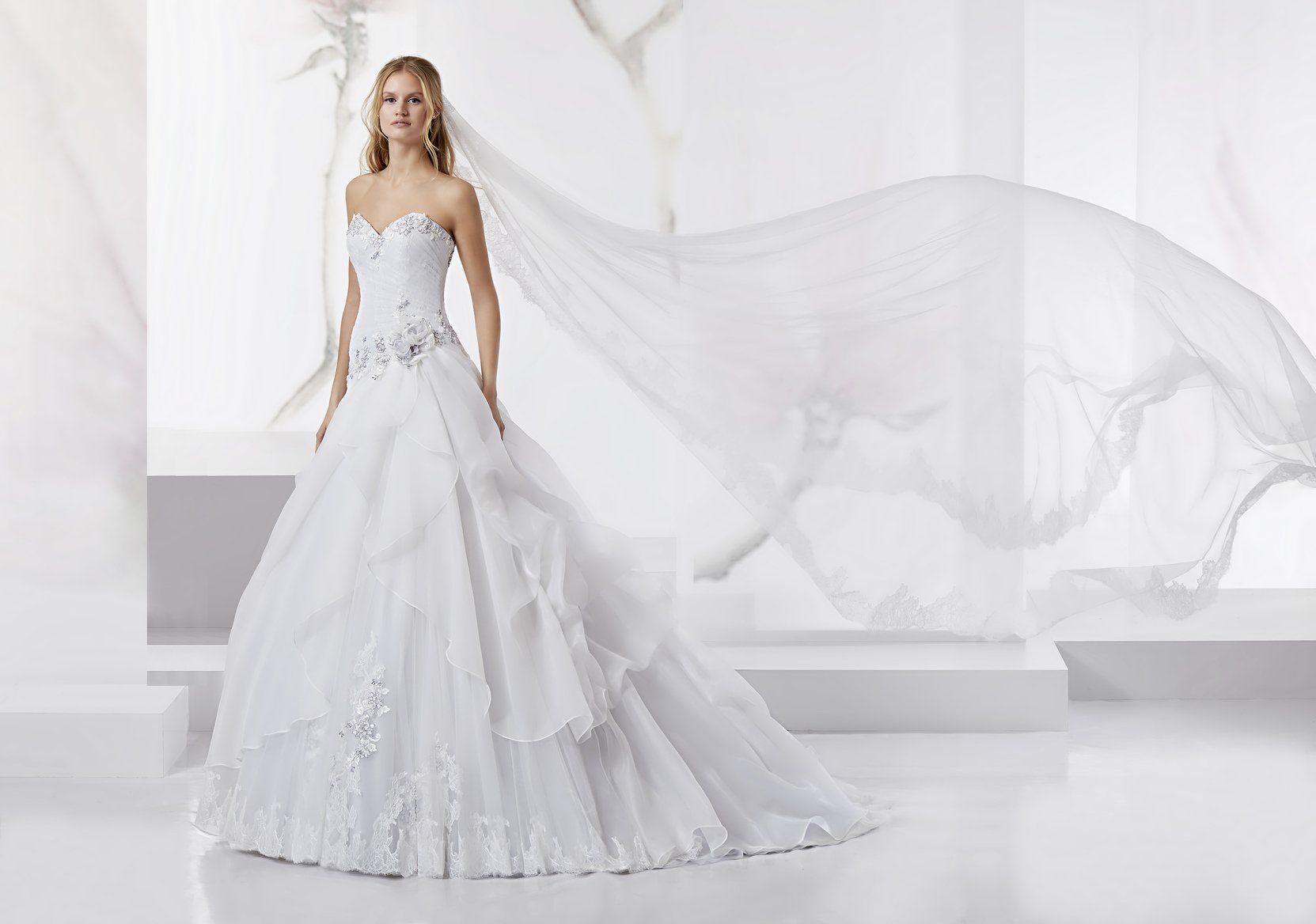 Abito da sposa modello Ariel, con velo lungo