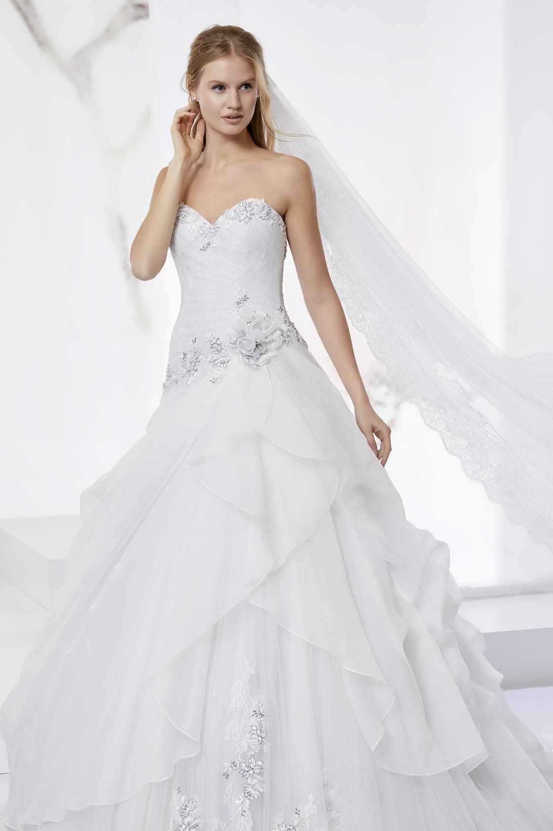 Abito da sposa modello Ariel, vista anteriore