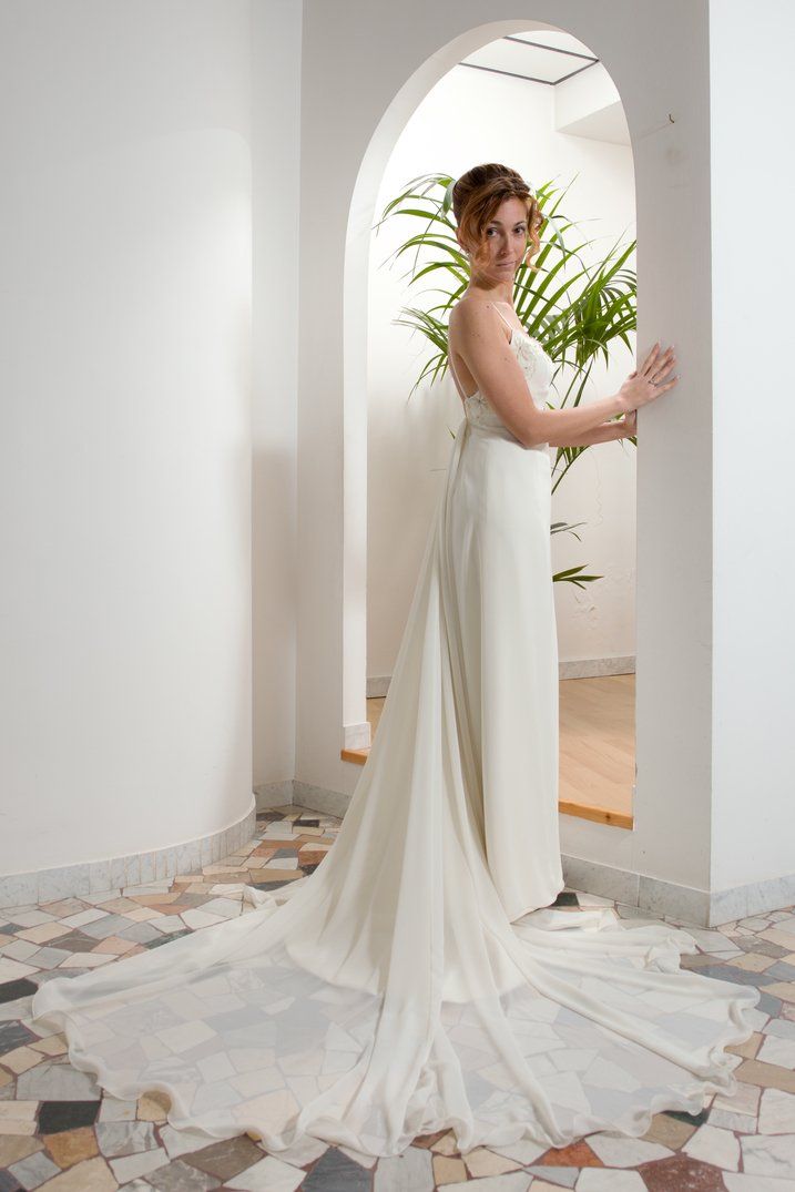 Abito da sposa modello Benedetta, dettaglio linee verticali del vestito