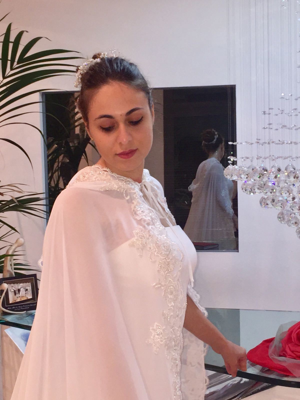 Abito da sposa modello Dona con velo sulle spalle