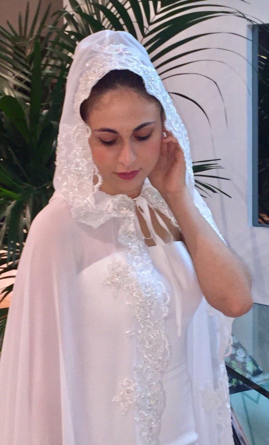 Abito da sposa modello Dona con velo sulla testa