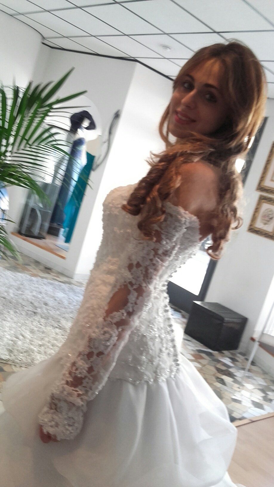 Abito da sposa modello Donatella, dettaglio sul ricamo sul braccio