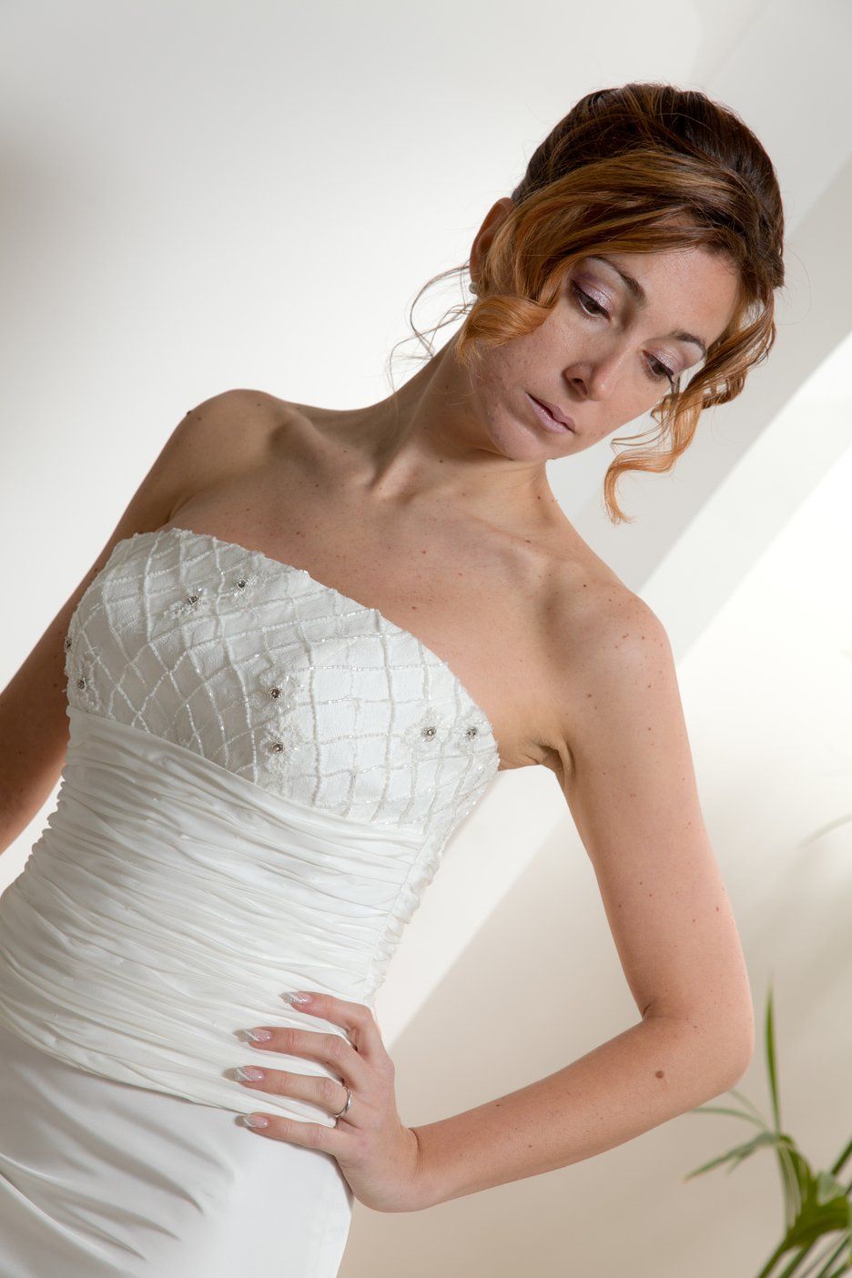 Abito da sposa modello Eleonora, dettaglio sul disegno del decolté