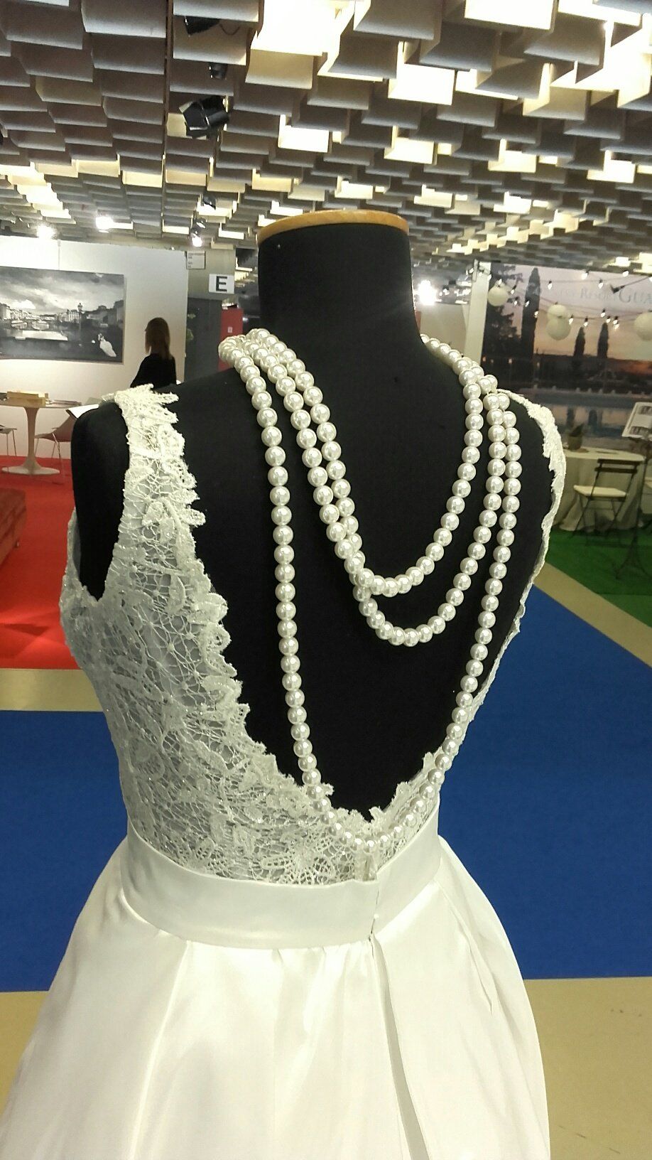 Abito da sposa modello Giorgia, dettaglio della schiena scoperta