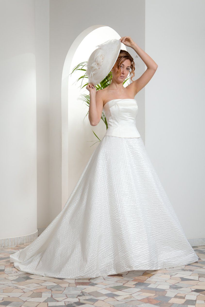 Abito da sposa modello Giulia con strascico