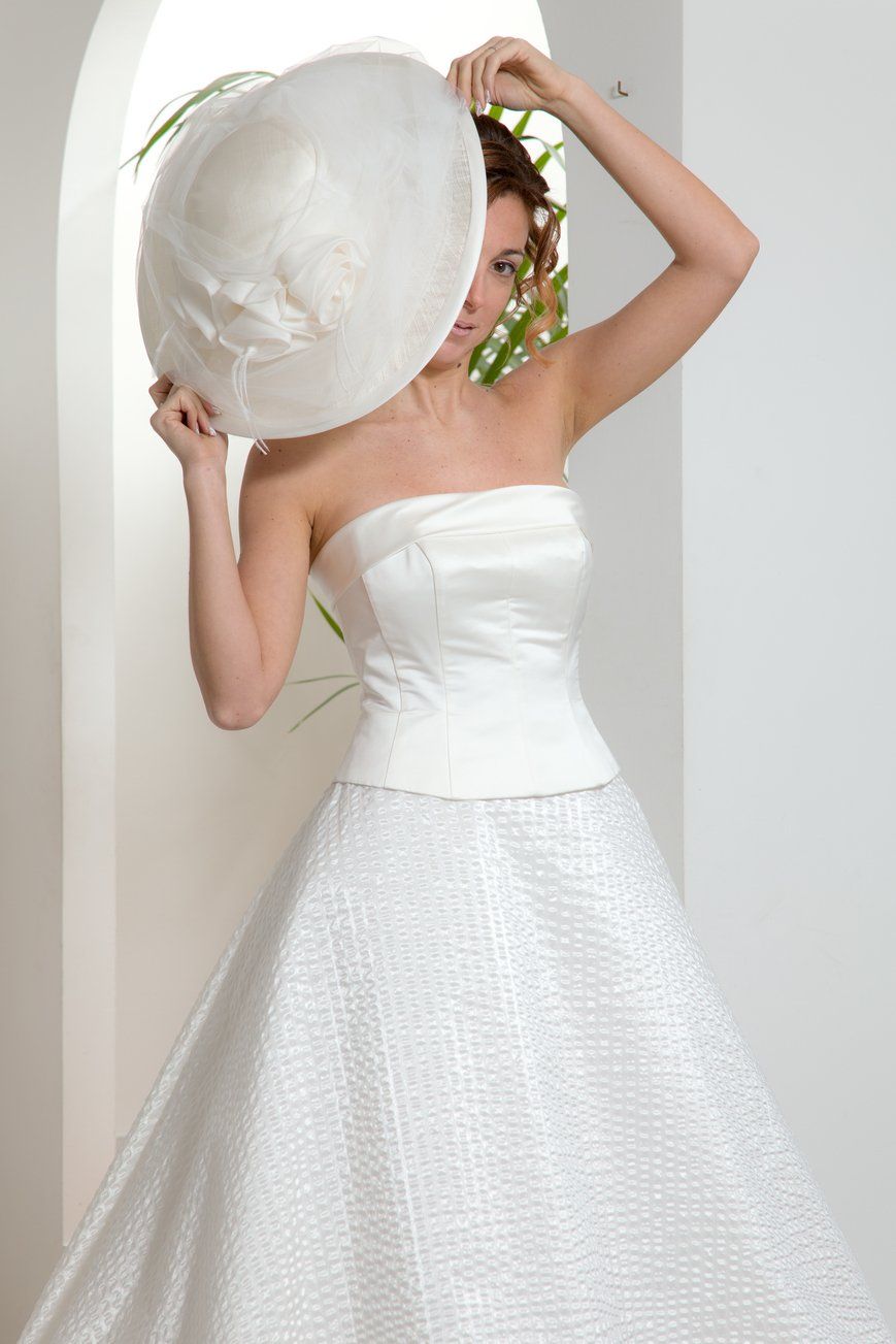 Abito da sposa modello Giulia con cappello