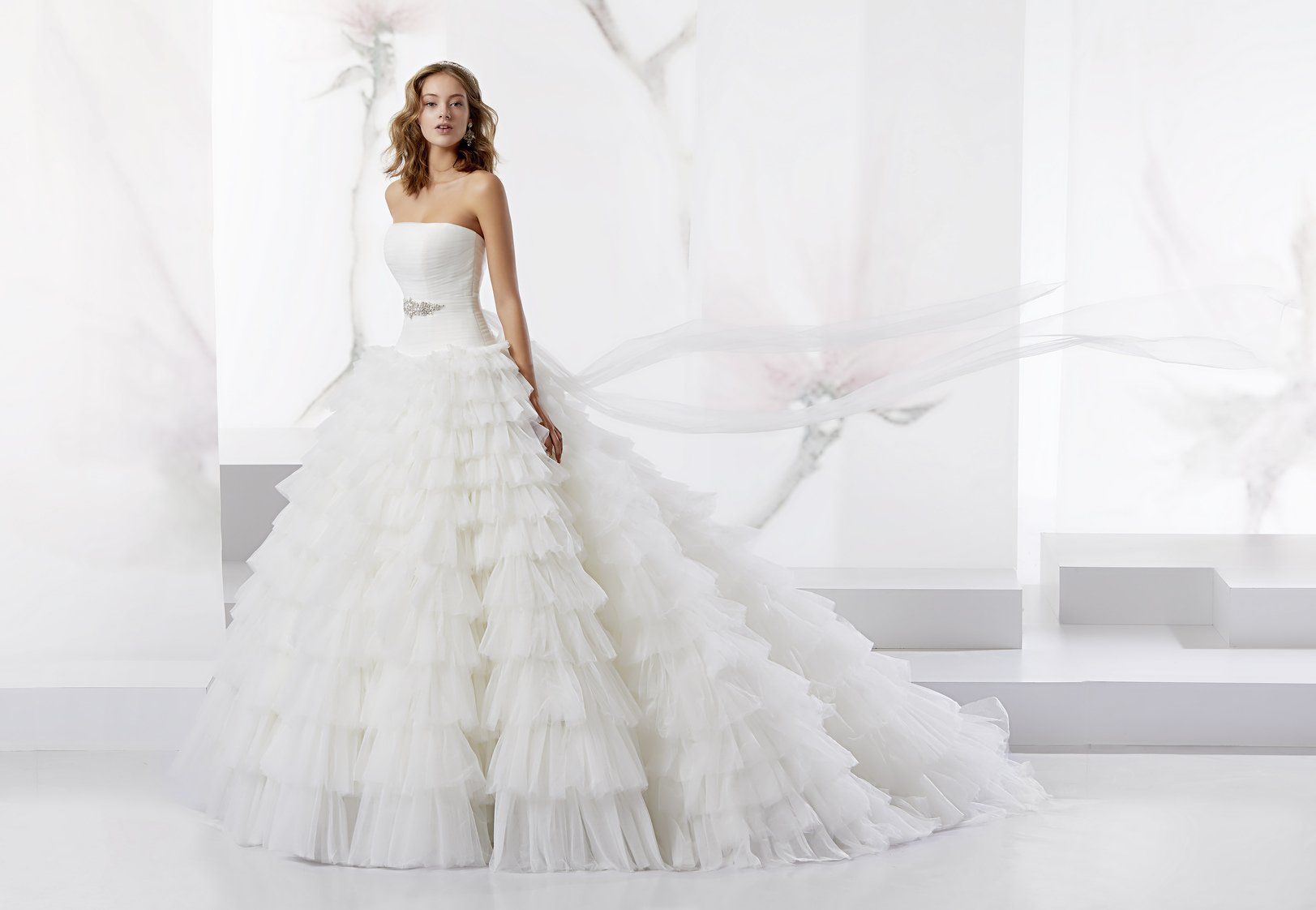 Abito da sposa modello Grey, vista laterale con strascico