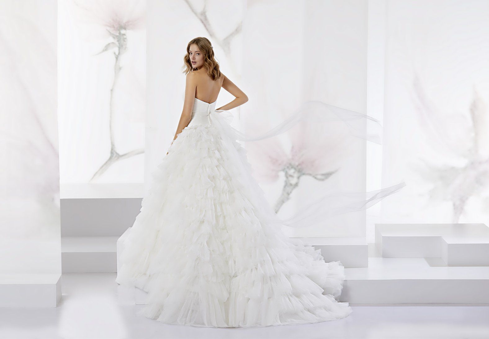 Abito da sposa modello Grey, particolare della gonna e dello strascico