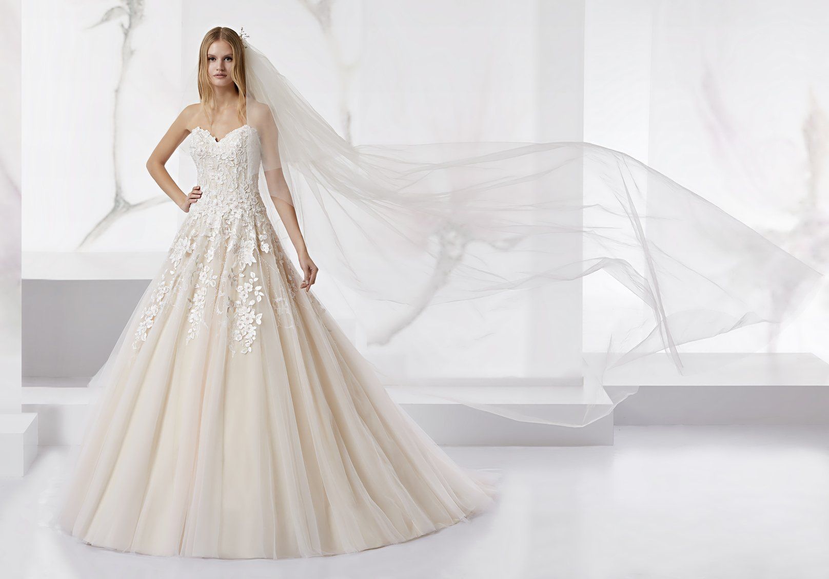 Abito da sposa modello Isabel, con il velo esteso per lungo