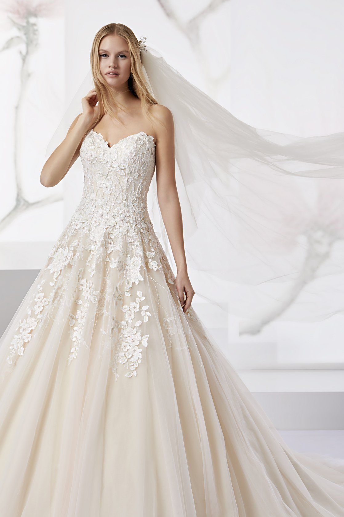 Abito da sposa modello Isabel, con il velo