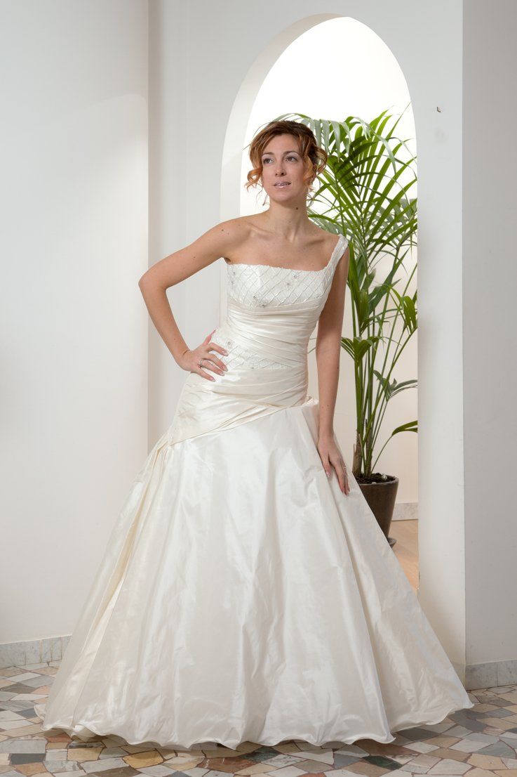 Abito da sposa modello Rebecca, dettaglio su tessuto finemente lavorato