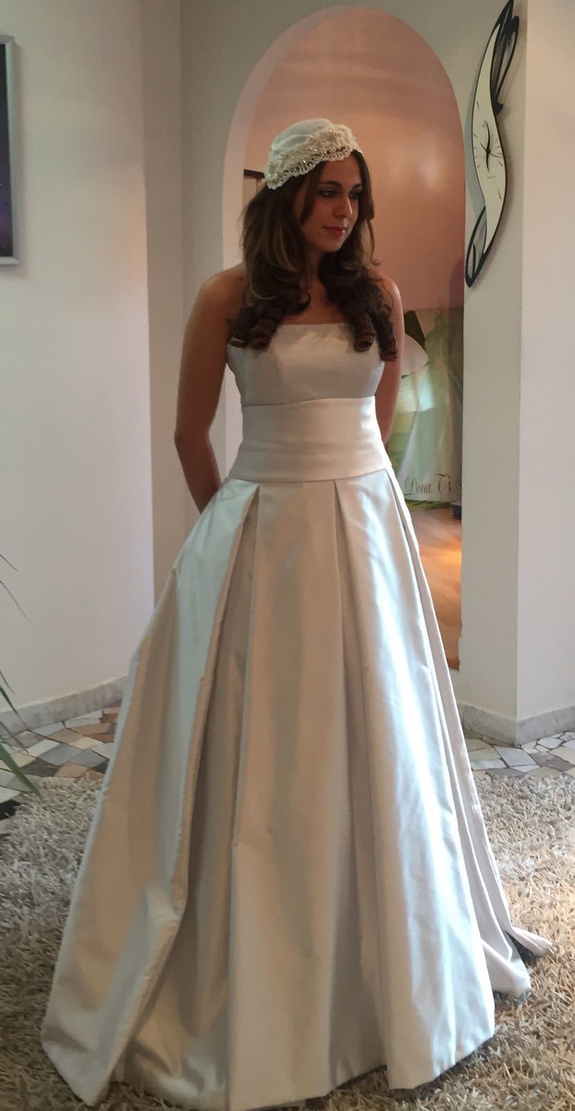 Abito da sposa modello Serena, con copricapo abbinato