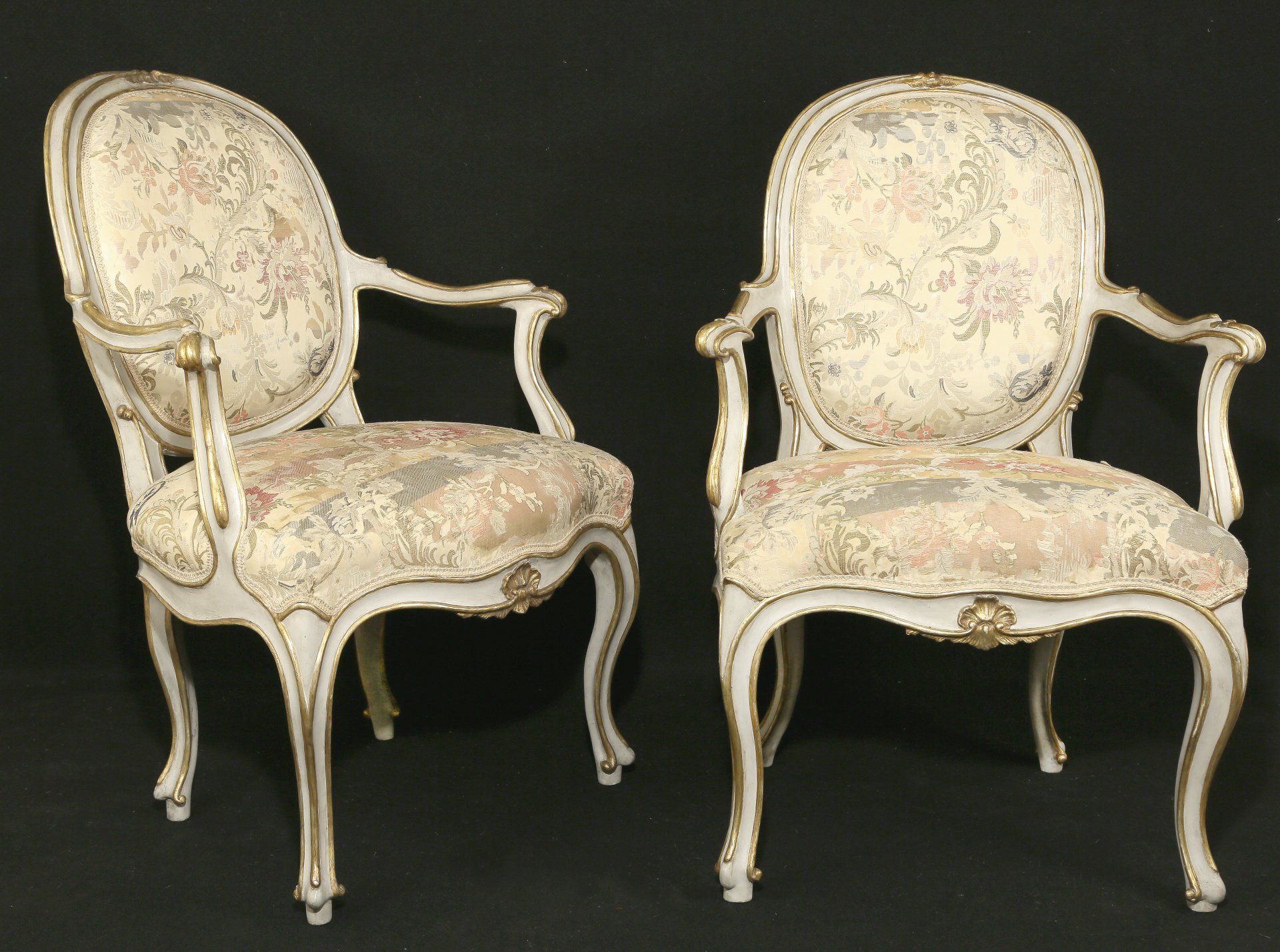 Arte napoletana sec. XVIII ( stile Luigi XV ); Coppia di poltrone; braccioli e gambe curvilinei, spalliere ovaleggianti, con nervature lungo tutti i profili