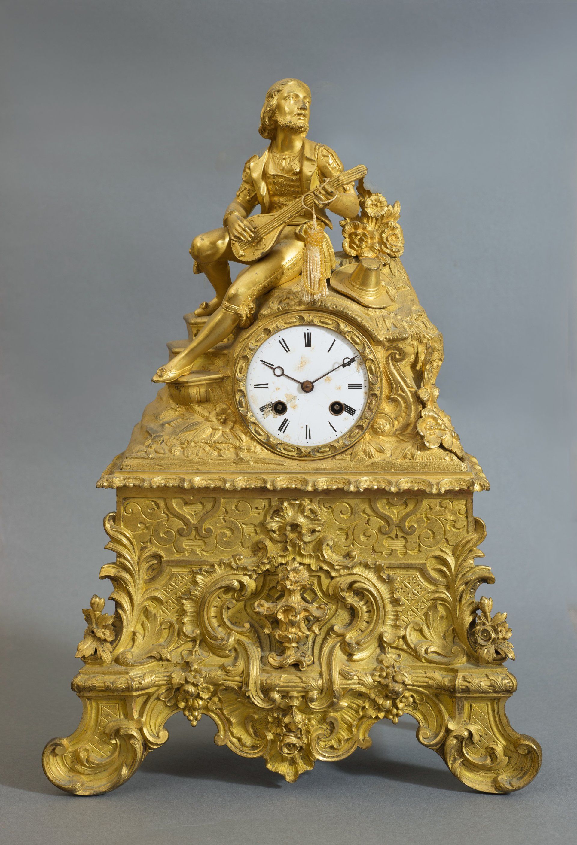 Orologio in bronzo dorato al mercurio raffigurante un Menestrello secolo XIX stile Luigi Filippo