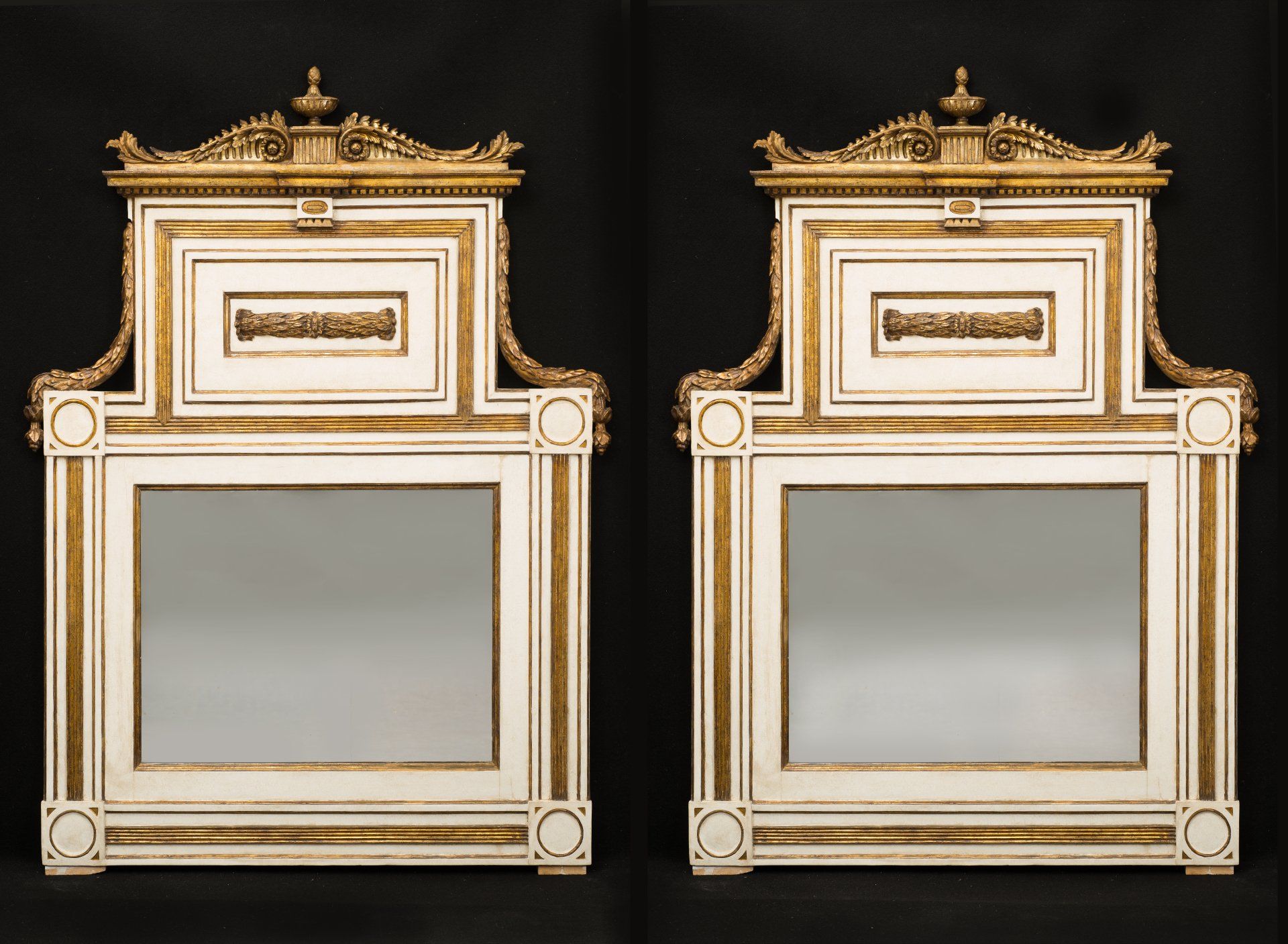 Coppia di caminiere in legno laccato, e dorato “a mistura”, ( stile Luigi XVI) fine del XVIII secolo