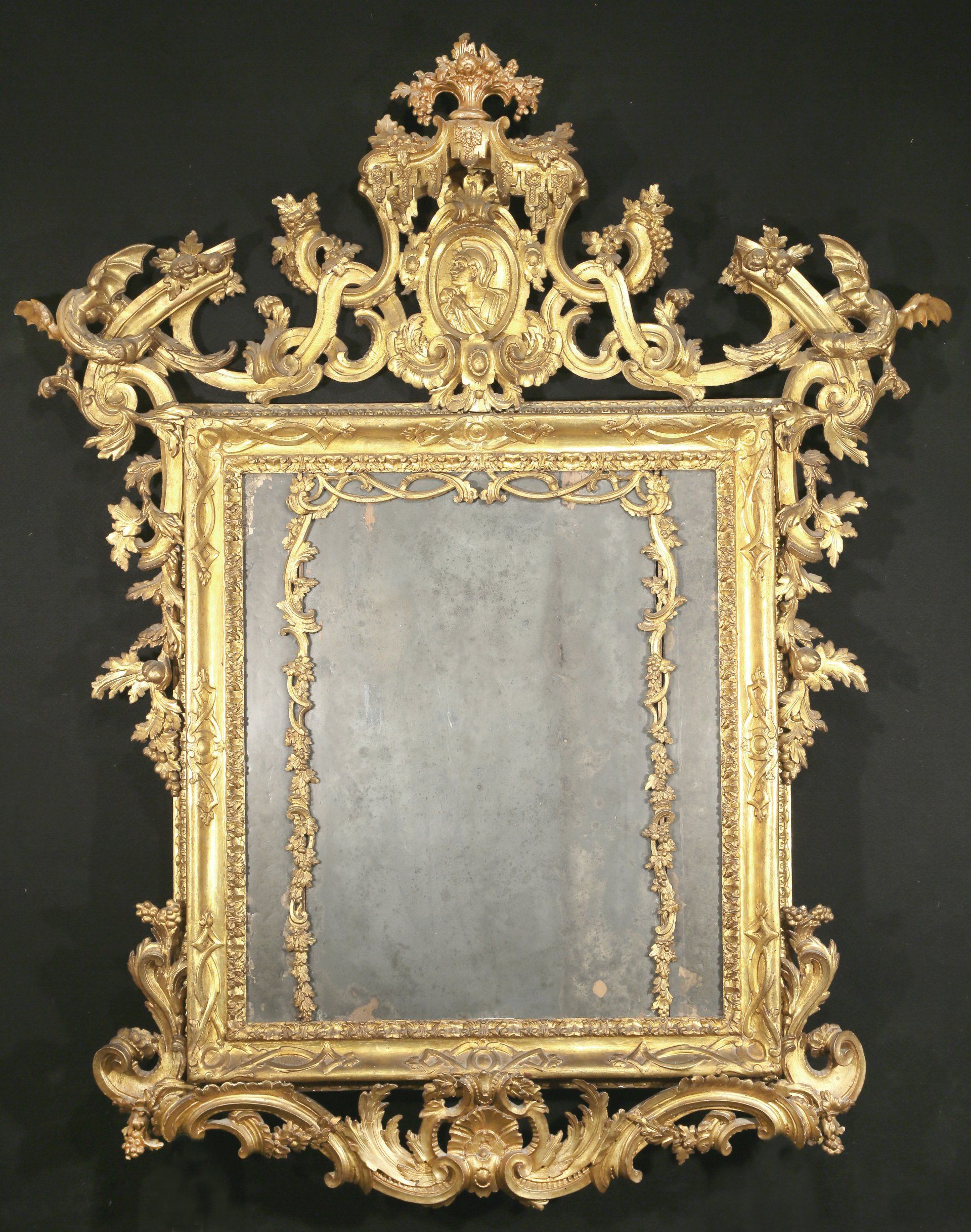 Arte napoletana sec. XVIII: Specchiera decorata con tralci di vite e grappoli di uva, rocailles, fitomorfe e fiori, nastri intrecciati e draghi volanti