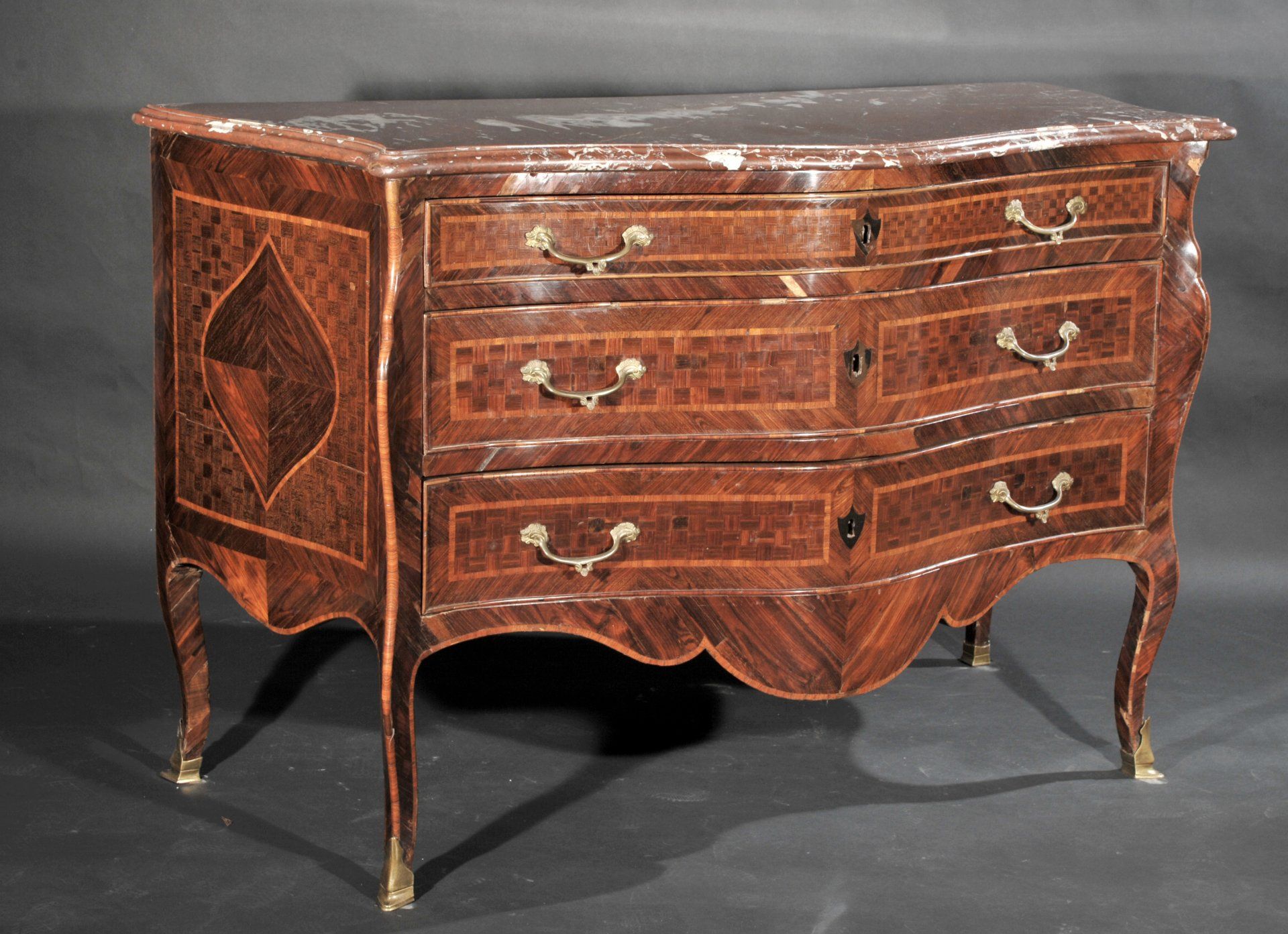 Cassettone listrato con legno bois de rose ed ebano viola, sec. XVIII