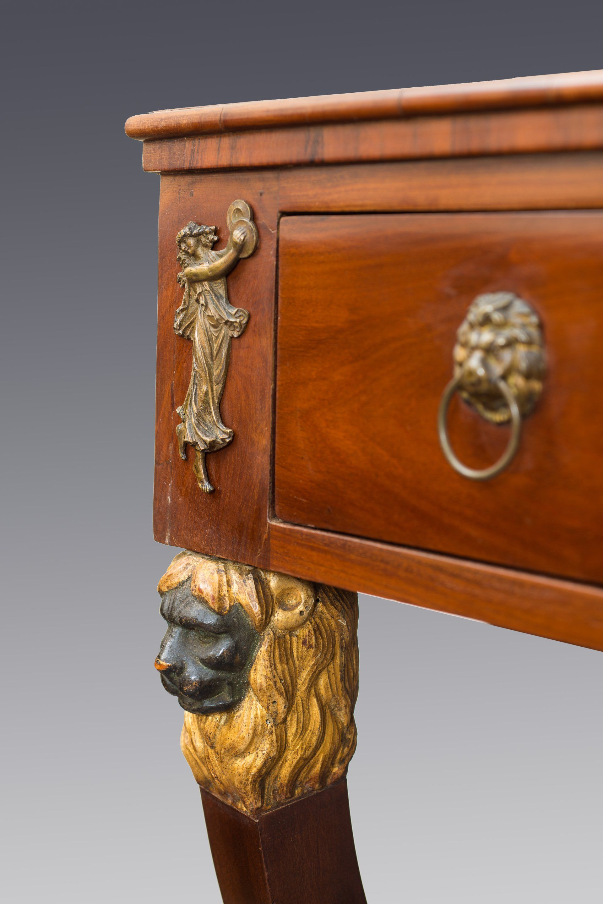 Dettaglio  consolle in legno di mogano con marmo incassato a lumachella