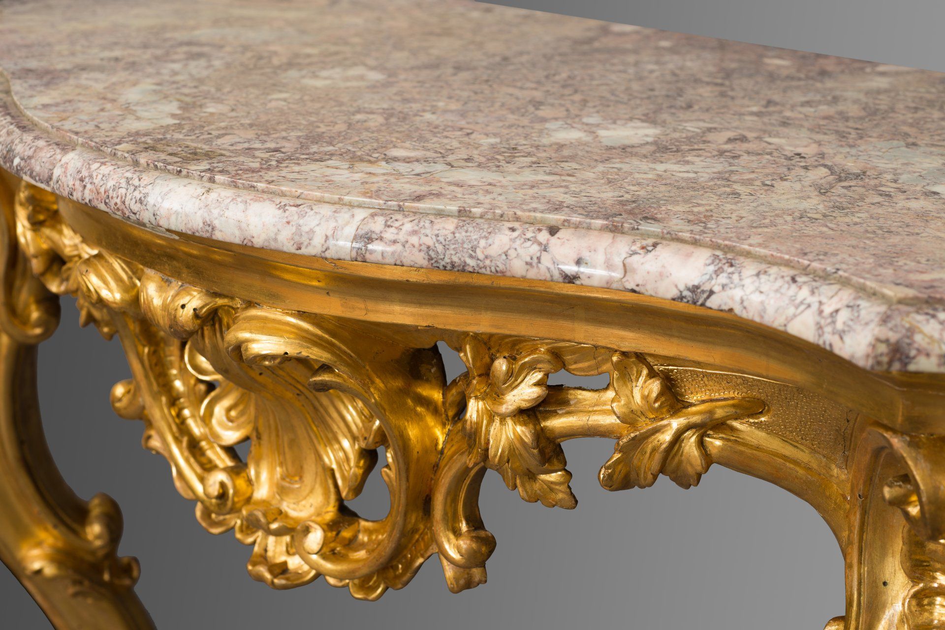 Dettaglio in oro di una consolle d’applique