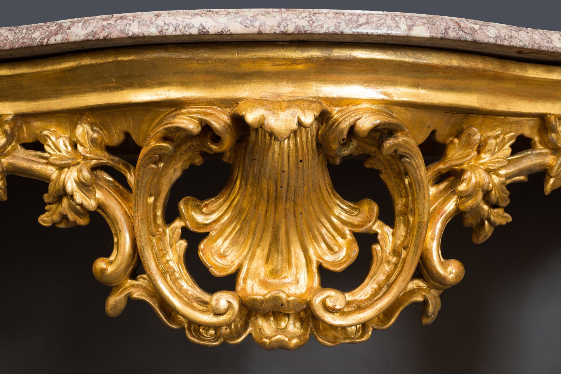 Dettaglio di una consolle d’applique in legno intagliato e dorato