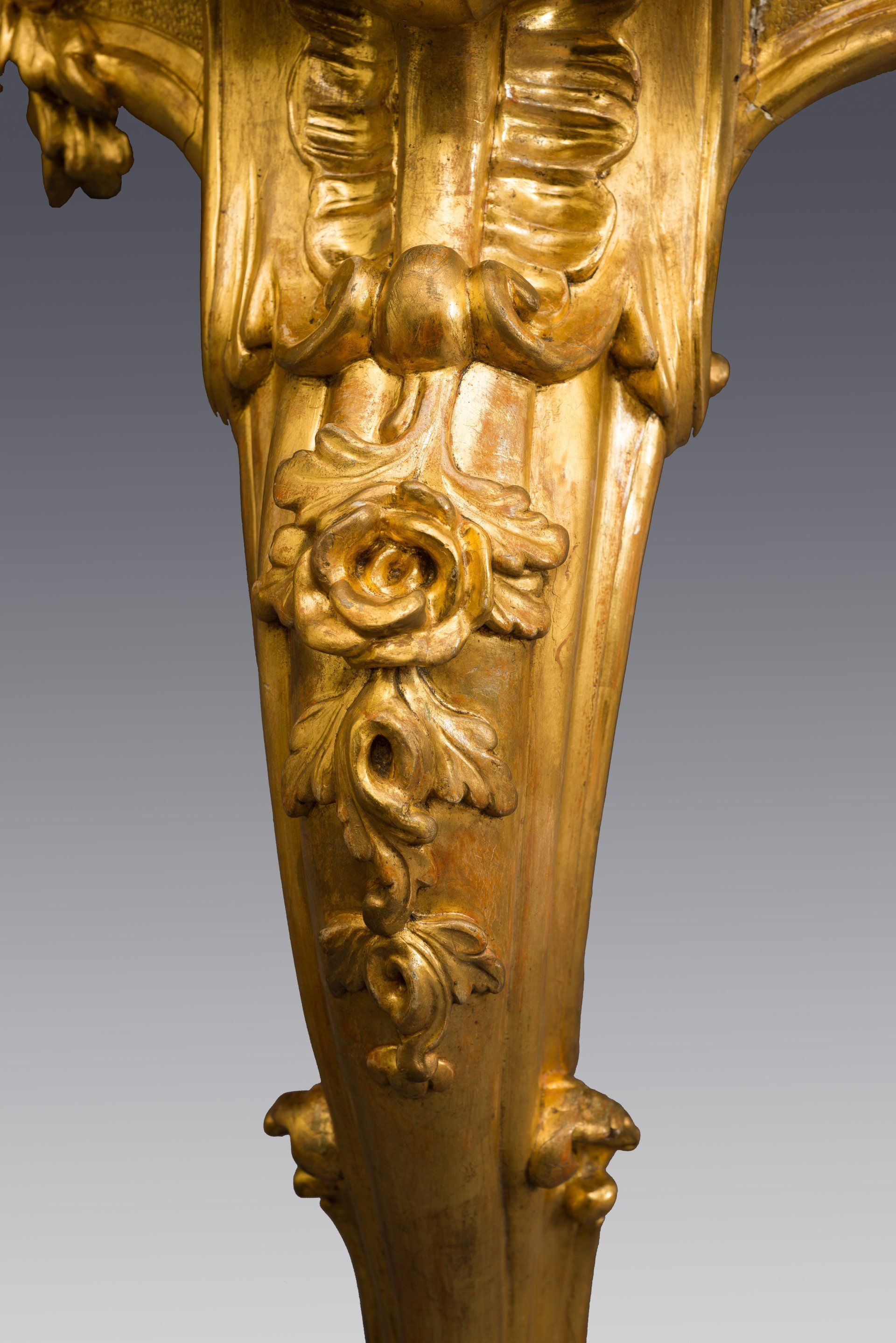 Gamba di una consolle d’applique in legno intagliato e dorato