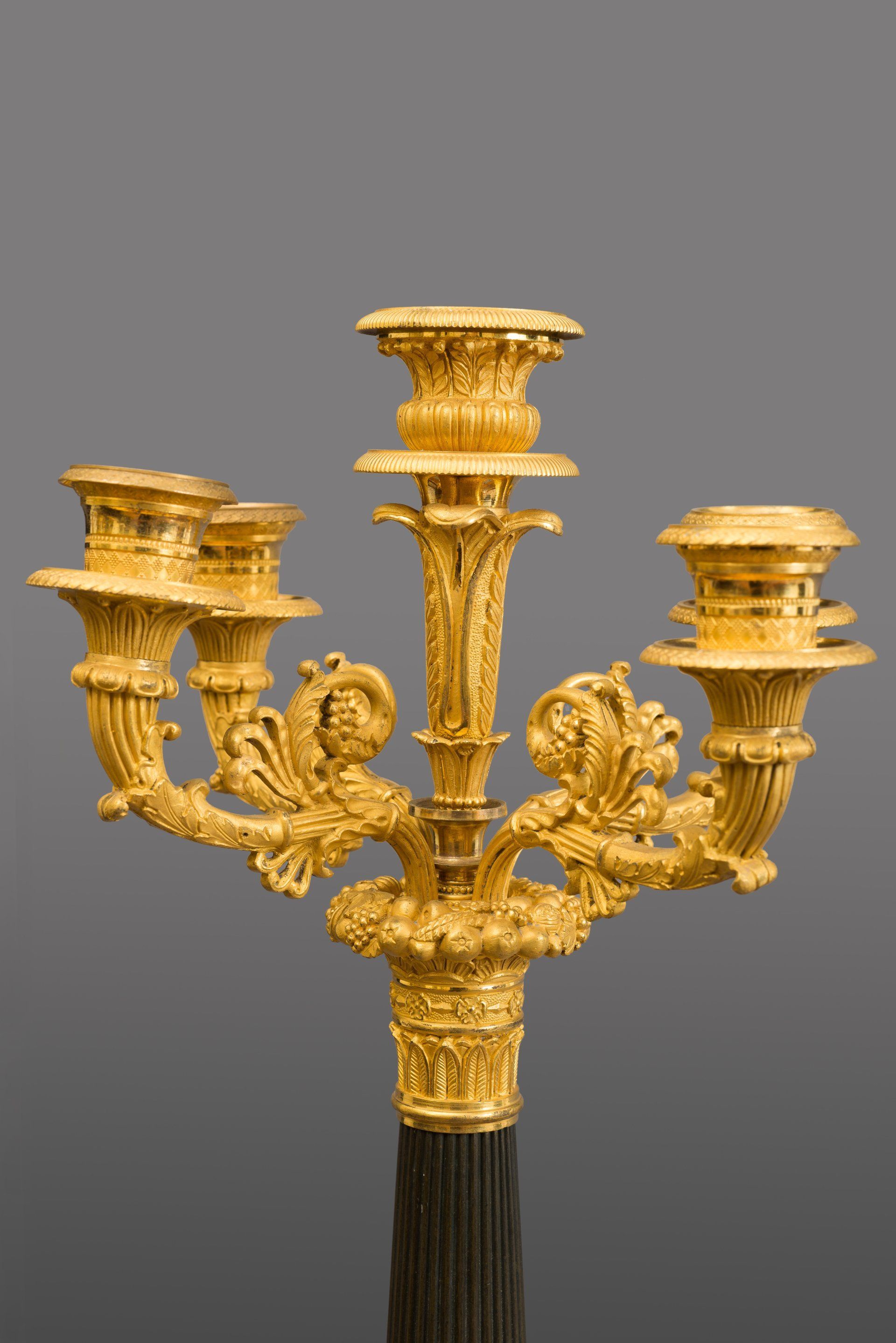 Coppia di candelabri a cinque luci in bronzo patinato e dorato