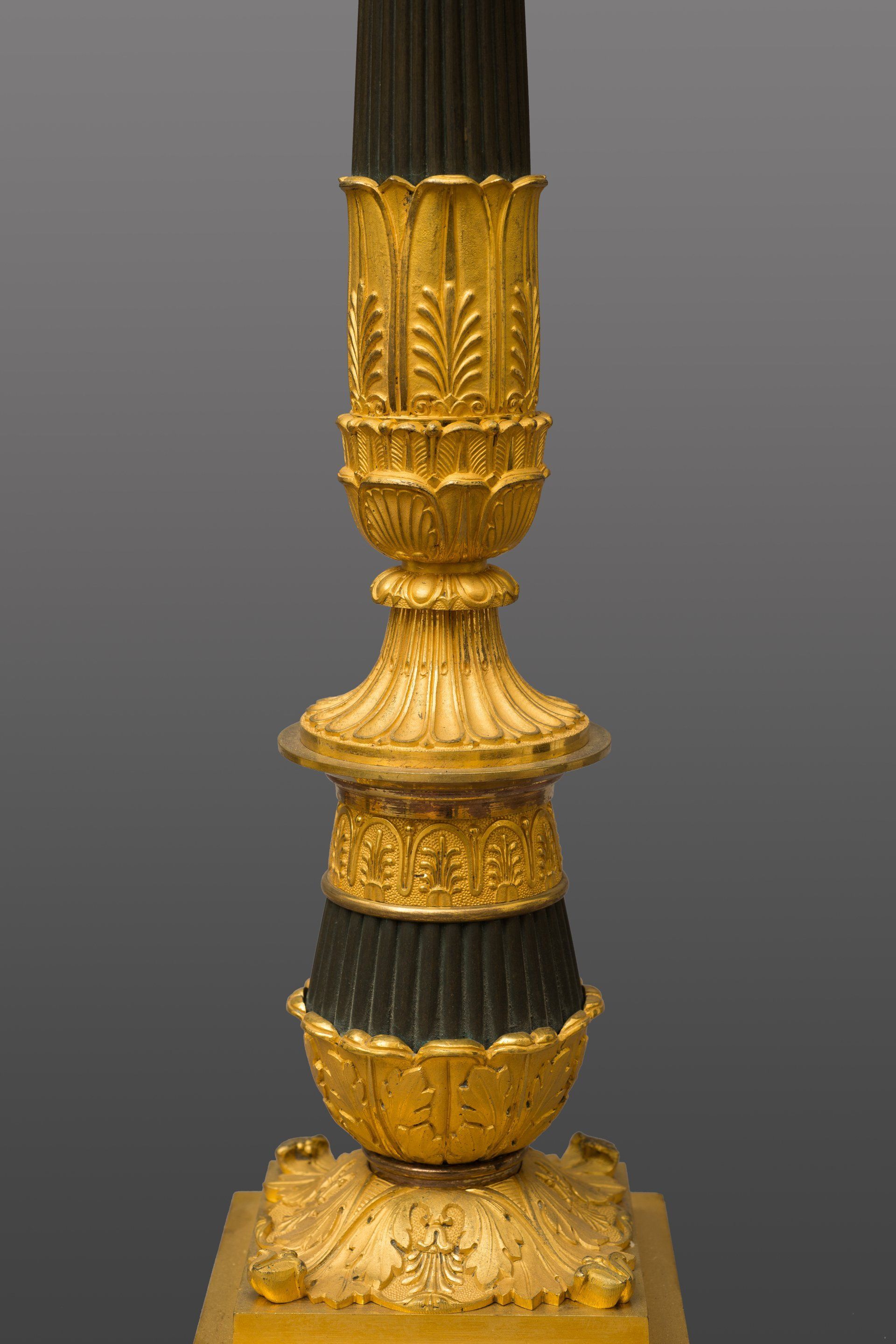 Dettaglio di un candelabro in bronzo patinato