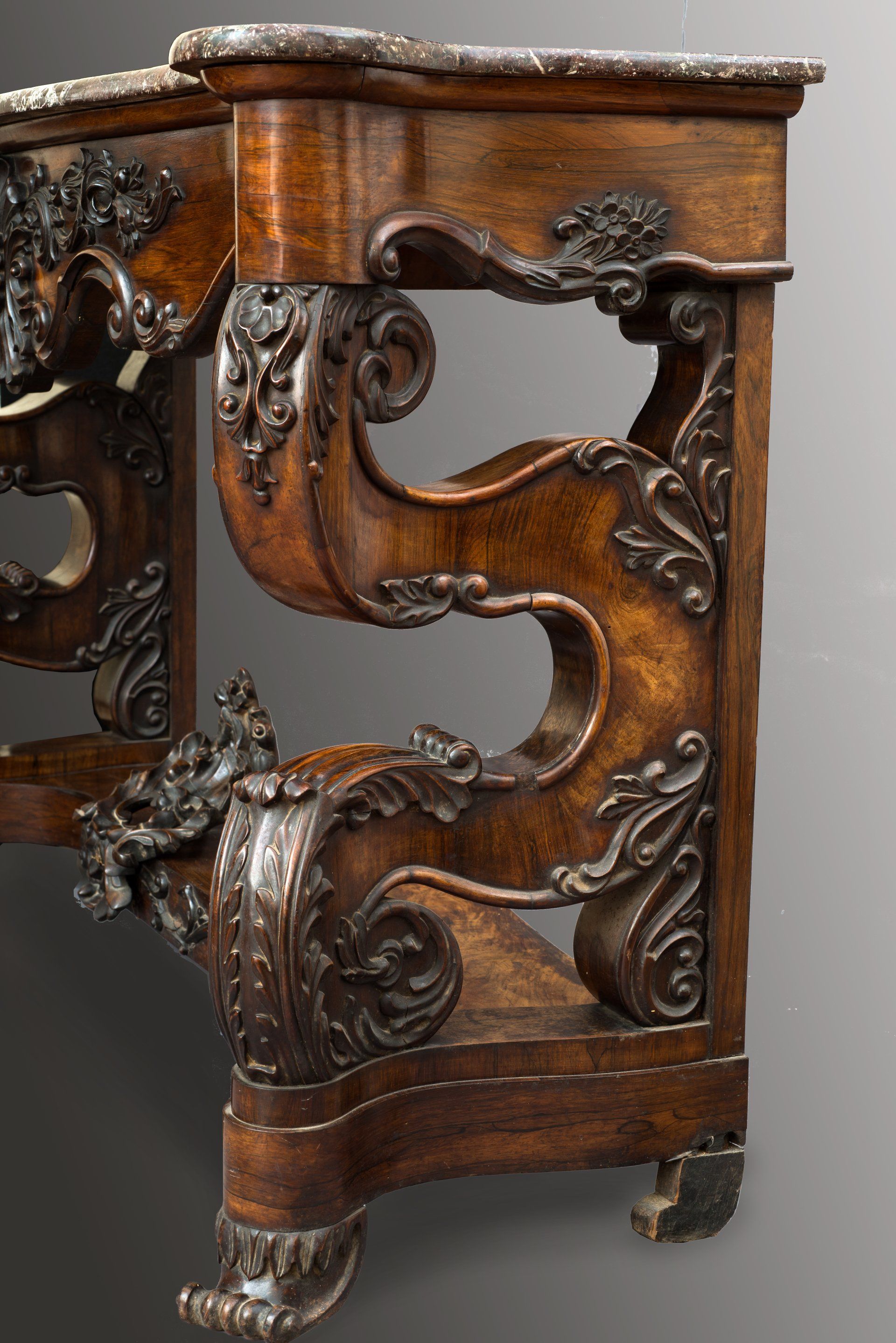 Dettagli di una consolle da muro impiallacciato in legno di palissandro