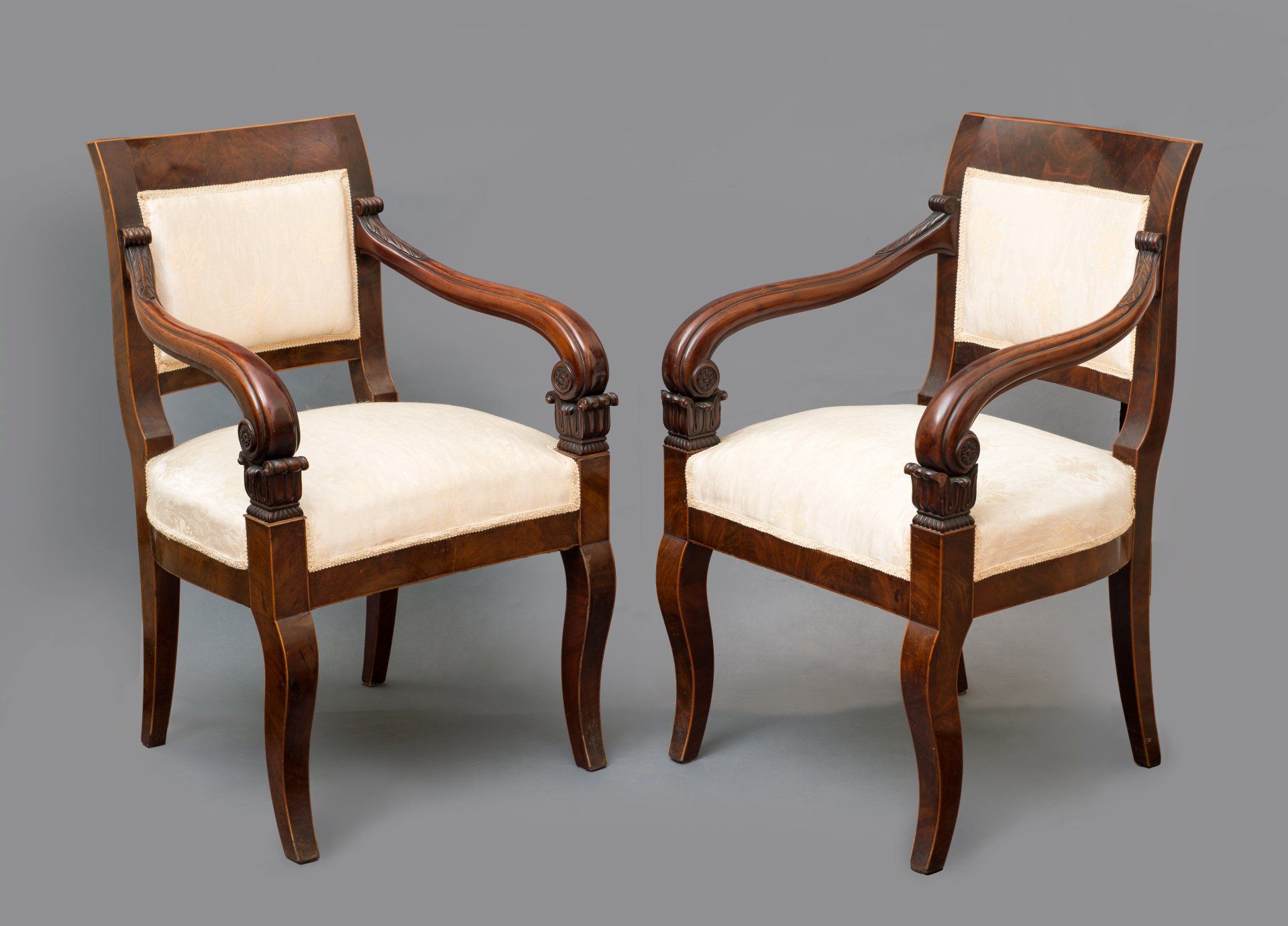 Coppia di poltrone in mogano filettate in legno chiaro con braccioli curvi