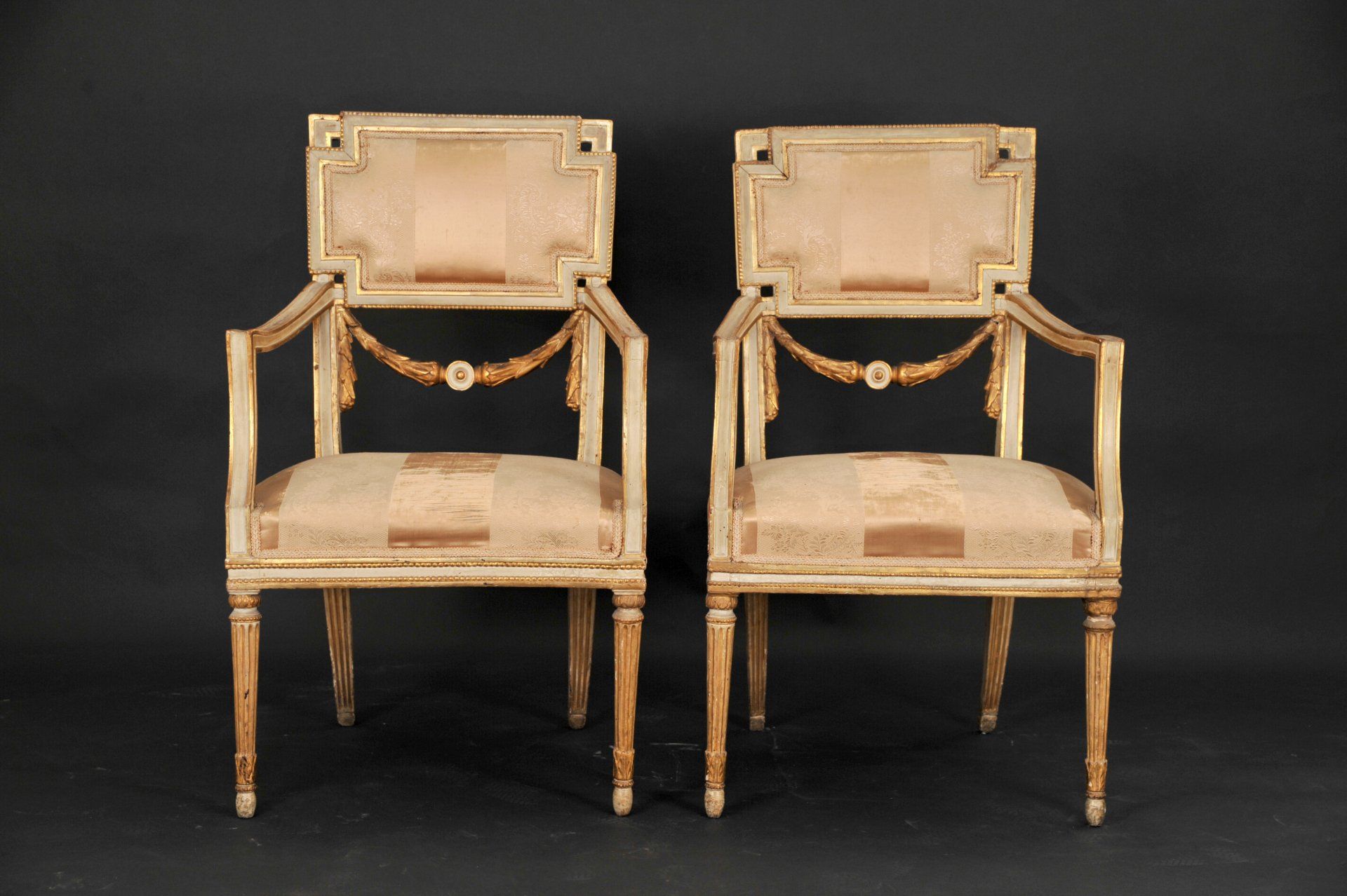 coppia di poltrone in legno laccato bianco e dorato