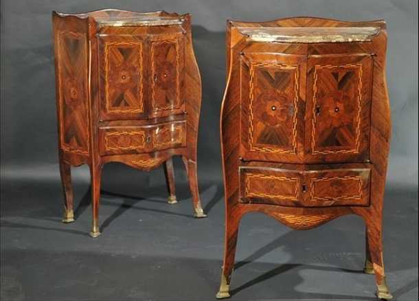 Coppia di comodini, con due antine e cassetto