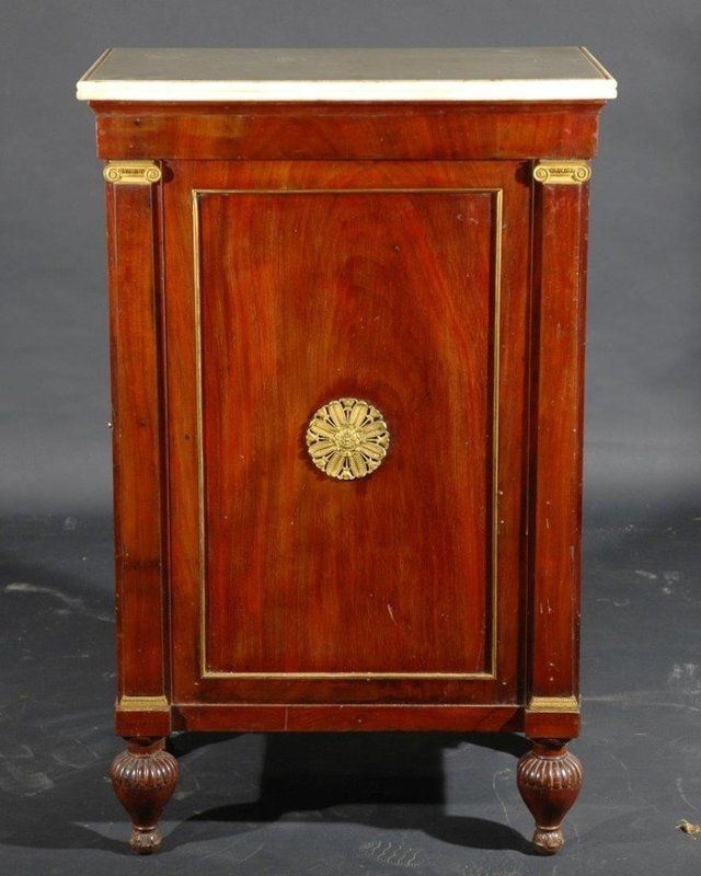 Coppia di comodini in mogano con fregi in bronzo dorato al mercurio