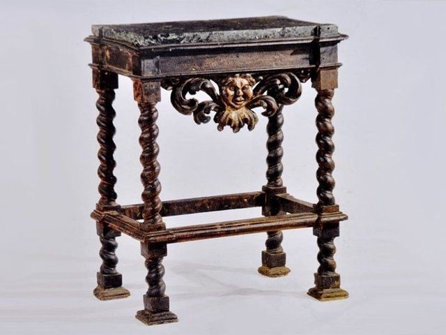 Piccola consolle in noce con elementi antichi