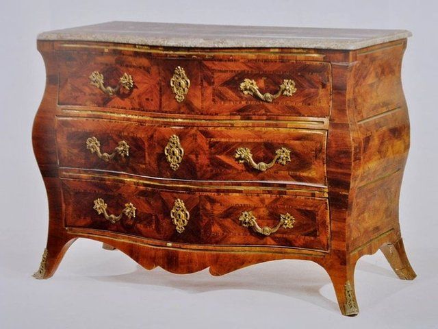 Cassettone in bois de violette con filettature e specchiature a spina di pesce. Sicilia prima metà del XVIII sec.