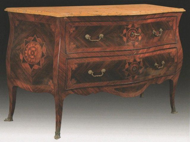 Cassettone intarsiato in bois de rose, Napoli prima metà del XVIII secolo.