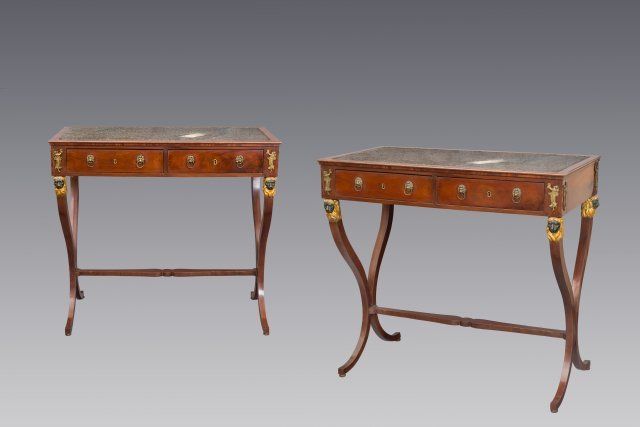 Coppia di consolle in legno di mogano con marmo incassato a lumachella.