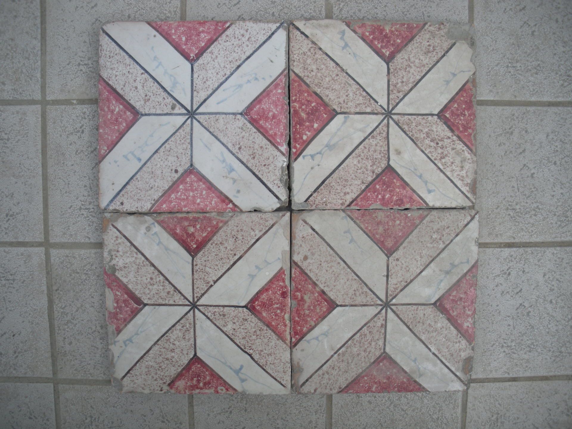 Mattonella in maiolica. 250 Pezzi riggiola 20x20 cm. Fabbriche Napoletane. Secolo XIX.