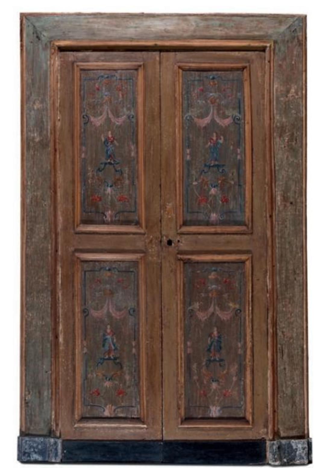 Porta a due ante laccata, XVIII secolo;decoro a finto marmo con personaggi, completa di mostra.