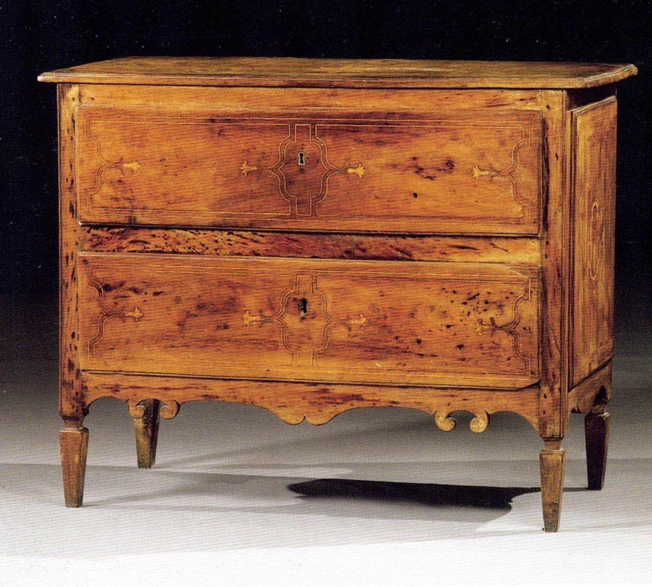 Cassettone in noce massello, fine secolo XVIII, Martina Franca