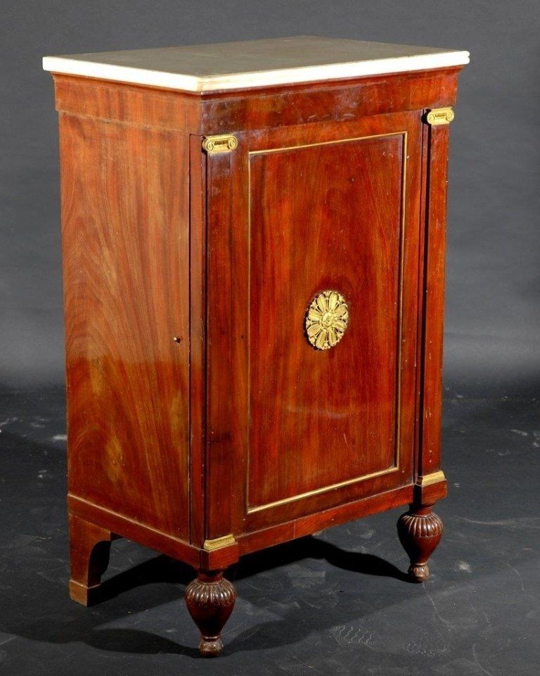 Antico comodino in mogano