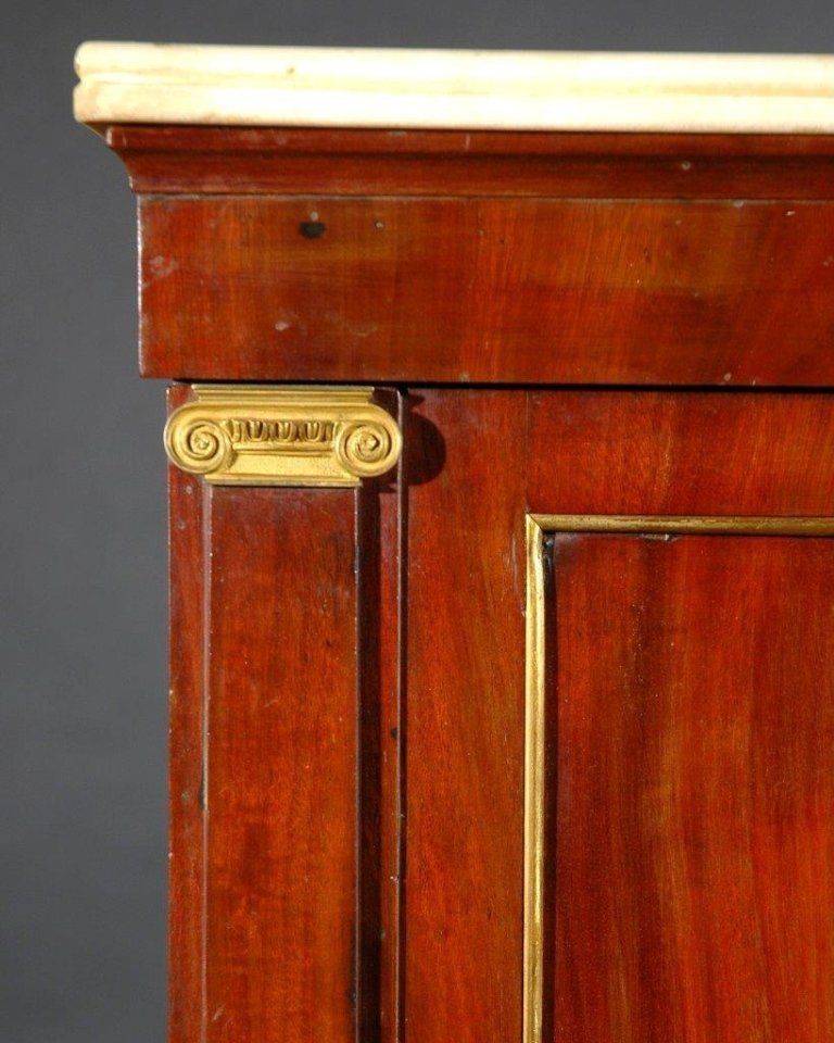 Dettaglio di un comodino in mogano