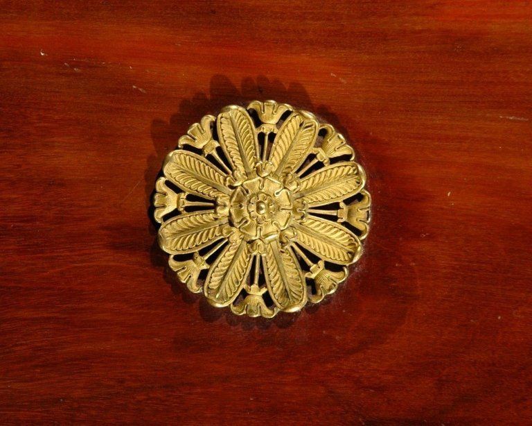 Dettaglio di un comodino con fregi in bronzo dorato al mercurio