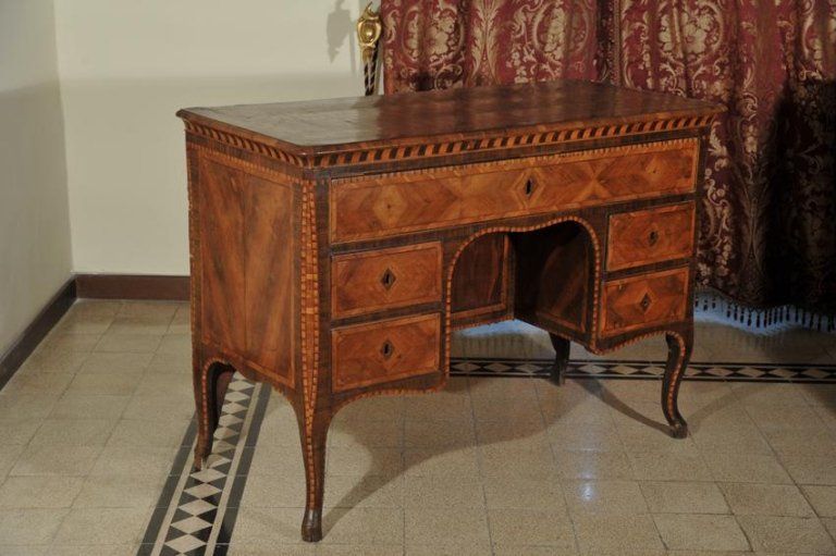 Scrivania con piano rettangolare dal ciglio modanato