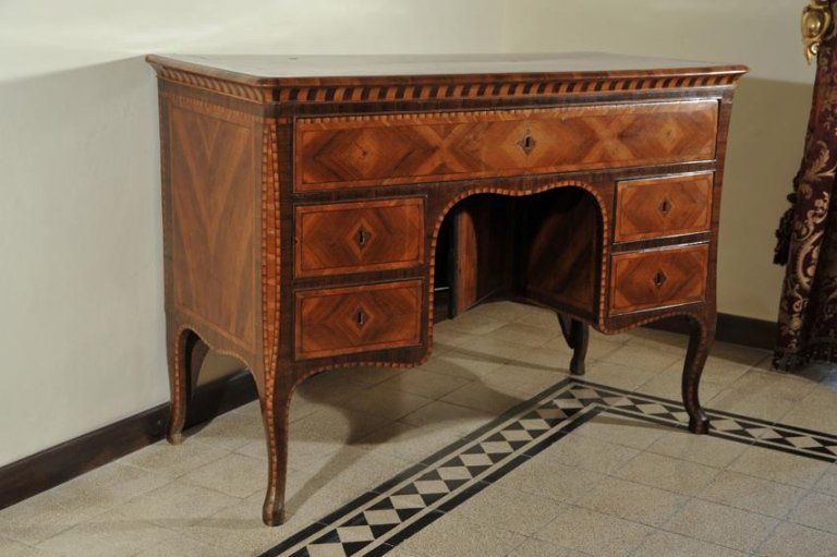 Scrivania antica lastronata e intarsiata