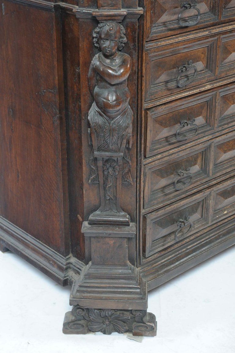 Mobile con cinque cassetti a punta di diamante