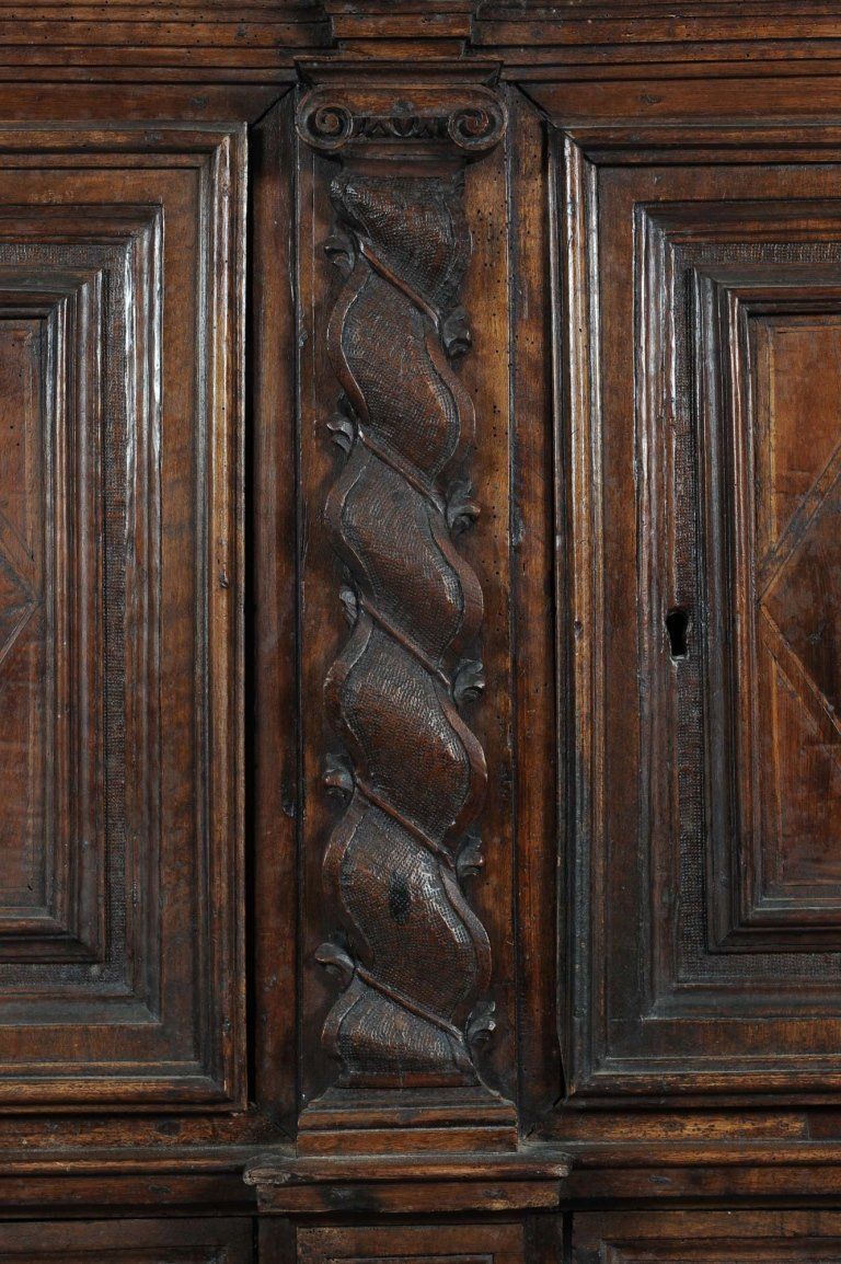Dettaglio di un mobile stipo a sacrestia a due corpi, Italia Centro Meridionale XVII secolo