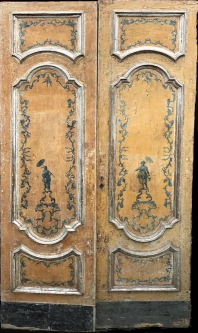 Porta a due ante in legno laccato e dipinto con figure a cineseria
