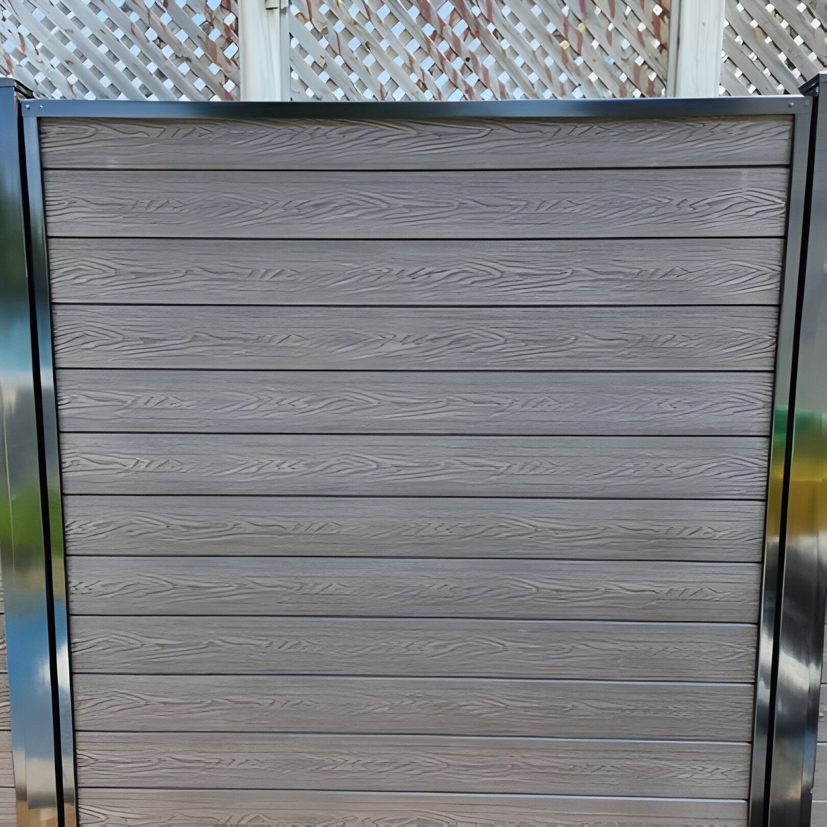 Planches horizontales grises encadrées d'une structure métallique noire, sur fond de treillis.